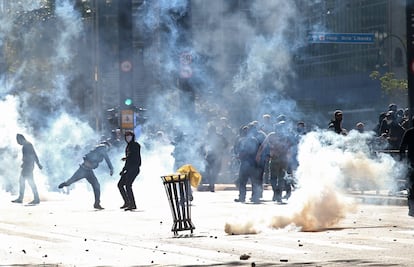 Manifestantes entre gás lacrimogênio na avenida Paulista.