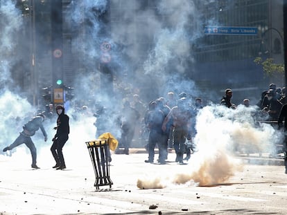 Manifestantes entre gás lacrimogênio na avenida Paulista.