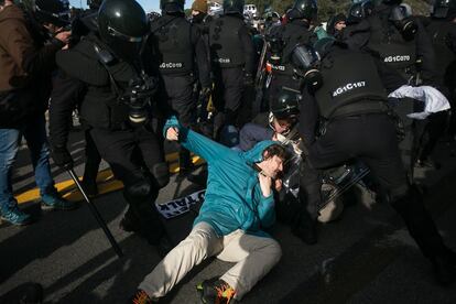 Otro manifestante ha sido arrestado por los Mossos. Los 18 españoles detenidos en la frontera por los agentes franceses han sido enviados al Tribunal de Gran Instancia de Perpiñán, donde el Fiscal deberá decidir si imputarlos por obstaculizar la libre circulación o si los pone en libertad.