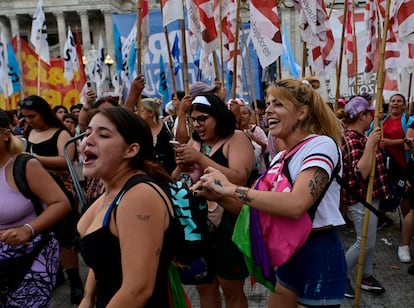 Personas festejan tras el rechazo de la propuesta de ley de desguace del Estado en el Congreso, el 6 de febrero.