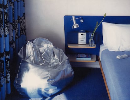 Las habitaciones del hotel apenas tenían mobiliario pero destacaban las telas estampadas de flores de Andy Warhol en forma de cortinas y las moquetas con motivos geométricos de color azul. Foto cortesía de Shawn Hausman.