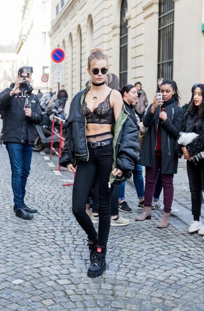 La modelo Josephine Skriver a las puertas del desfile de Balmain celebrado el jueves en la capital francesa.