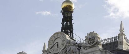 Reloj en la fachada de la sede del Banco de España, en la Plaza de Cibeles en Madrid. EFE/Archivo