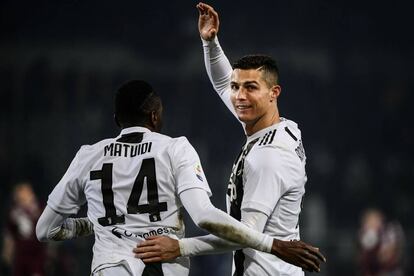 Matuidi felicita a Ronaldo, autor del gol decisivo contra el Torino este sábado.