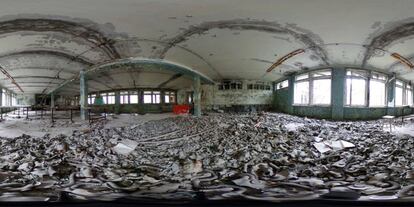 Máscaras de gás espalhadas pelo chão de uma sala de aula de uma escola primária, na cidade de Pripyat (Ucrânia), em 9 de abril de 2016.