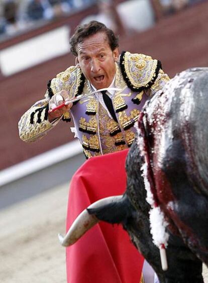 Frascuelo entra a matar en Las Ventas.