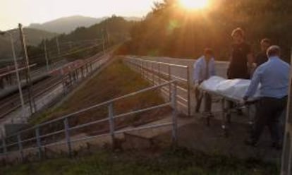 Retirada de uno de los cadáveres de las dos personas, un hombre de 82 años y su esposa, de 86, que han fallecido esta tarde arrolladas por un tren de mercancías de RENFE a la altura del apeadero de Tabladiello, en Villabona (Llanera), cuando caminaban por las vías.