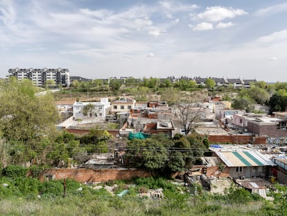 La Cañada Real Galiana y al fondo nuevas edificaciones en Rivas-Vaciamadrid.