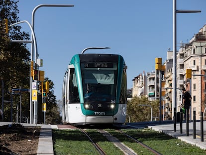 El tranvía circulando por la Diagonal de Barcelona, en la prolongación entre Glòries y Verdaguer