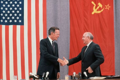 El presidente de EE UU, George W. Bush, y su homólogo soviético, Mijaíl Gorbachov, ofrecen una rueda de prensa tras un encuentro bilateral de dos días, sobre el desarme, el 31 de julio de 1991 en Moscú.
