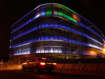 El edificio de las oficinas Ebrosa iluminado con miles de bombillas de bajo consumo por la noche.