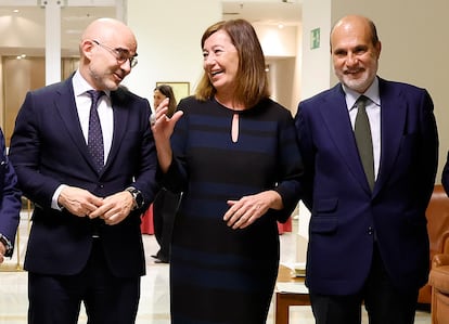 La presidenta del Congreso, Francina Armengol, entre el presidente ejecutivo de Prisa Media, Carlos Núñez (izquierda), y el consejero delegado de Atresmedia, Javier Bardají (derecha), este jueves antes de entrar en la Sala Constitucional de la Cámara baja.