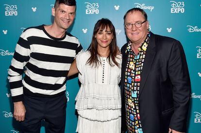 Los guionistas de Toy Story, Will McCormack y Rashida Jones –que han abandonado el proyecto de Toy Story 4– posan con Lasseter en 2015.