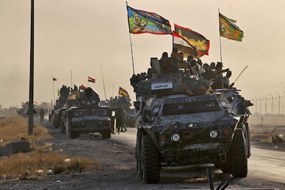 Fuerzas iraquíes se despliegan en el área de al-Shourah, a unos 45 kilómetros al sur de Mosul, a medida que avanzan hacia la ciudad para retormar el control de la misma. 