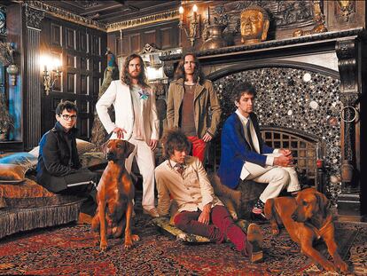 <b>El dúo MGMT (sentado en el suelo, el vocalista, Andrew Van Wyngarden, y con gafas, Ben Goldwasser), con la formación que les acompaña en directo. Adiós a los videoclips <i>new rave,</i> la banda trata de huir de las modas. </b>