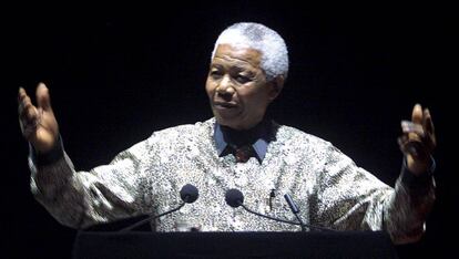 Nelson Mandela en la clausura de la XIII Conferencia Internacional del Sida en Durban (Suráfrica) en 2000.
 