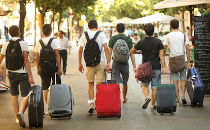 Cinco turistas EN la rambla de Catalunya en Barcelona.