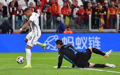 Kylian Mbappe supera a Thibaut Courtois durante el Bélgica - Francia de la Liga de las Naciones.