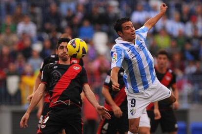 Saviola persigue un balón ante la mirada de José Carlos.