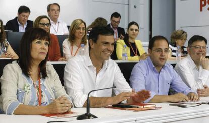 Pedro Sánchez, junto a Micaela Navarro, César Luena y Ximo Puig.