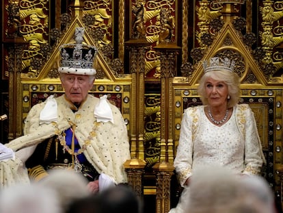 Carlos III y la reina consorte Camila, este martes, en la ceremonia de apertura del periodo de sesiones del Parlamento británico.