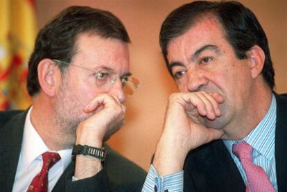 Mariano Rajoy charla con Francisco Álvarez-Cascos tras un Consejo de Ministros en diciembre de 2002, cuando gobernaba el PP.