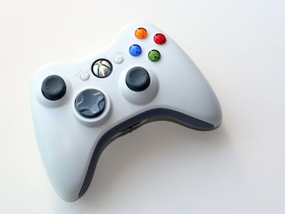 Xbox One sigue a PS4 y lanzará un modelo en color blanco