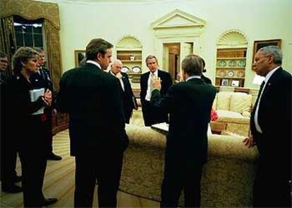 Bush conversa con sus asesores en el Despacho Oval.