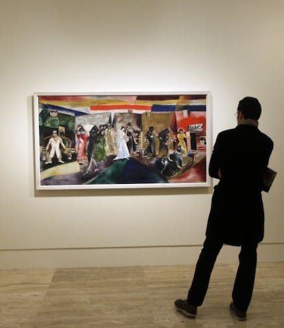 Un visitante observa en el Museo Thyssen-Bornemisza junto a un &oacute;leo sobre lienzo de Marc Chagall.