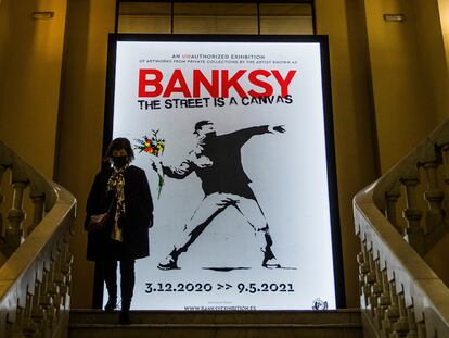 Exposición de Banksy en el Círculo de Bellas Artes de Madrid, en diciembre de 2020. El cartel reproduce la obra subastada en Sotheby's, 'Love Is in the Air'.