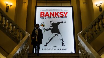 Exposición de Banksy en el Círculo de Bellas Artes de Madrid, en diciembre de 2020. El cartel reproduce la obra subastada en Sotheby's, 'Love Is in the Air'.