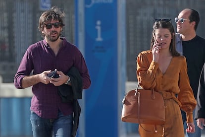 Isabelle Junot y Álvaro Falcó por las calles de Coruña. 17/11/2018