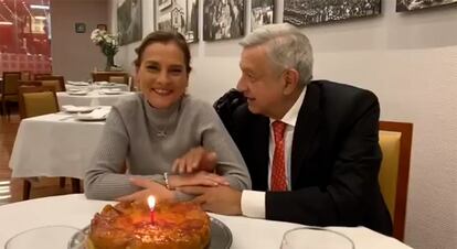 Andrés Manuel López Obrador  celebrando el cumpleaños de su esposa Beatriz Gutiérrez Müller en El Cardenal.