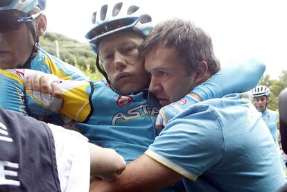 Alexandre Vinokourov ha tenido que decir adiós al Tour de Francia tras caerse por un terraplén y fracturarse el fémur.