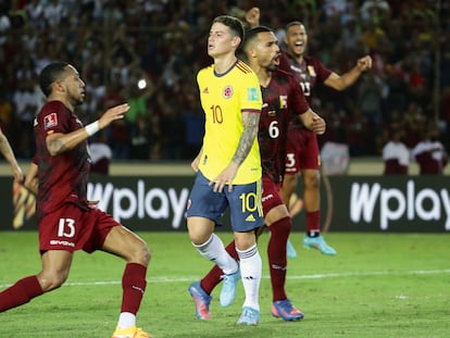 James Rodríguez se lamenta tras el cobro fallido de un penalti que posteriormente fue repetido durante el partido de las eliminatorias sudamericanas en Puerto Ordaz (Venezuela).