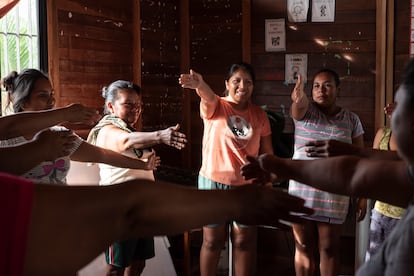 Grupo de madre, durante una sesión grupal sobre educación sexual.