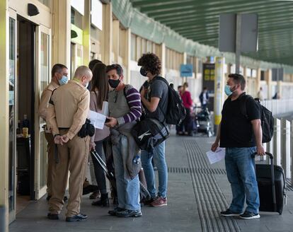 Guardias de seguridad controlan la entrada en el aeropuerto de Barajas, en Madrid, tras el estado de alarma, en octubre de 2020.