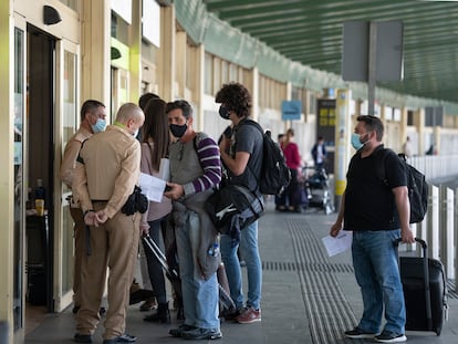 Guardias de seguridad controlan la entrada en el aeropuerto de Barajas, en Madrid, tras el estado de alarma, en octubre de 2020.