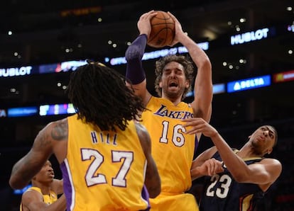 Pau Gasol atrapa un rebote ante Jordan Hill y Anthony Davis 