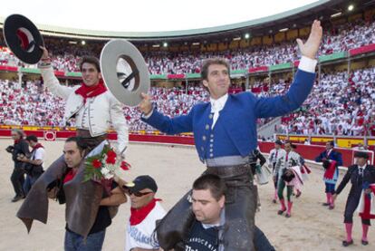 Roberto Armendariz (izquierda) y Pablo Hermoso de Mendoza, a hombros en Pamplona.