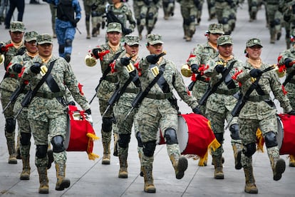 Mujeres militares desfilan en Ciudad de México.