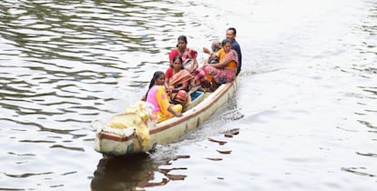Residentes indios utilizan un bote para desplazarse hasta un lugar seguro, en Kochi, Kerala, el 19 de agosto de 2018.