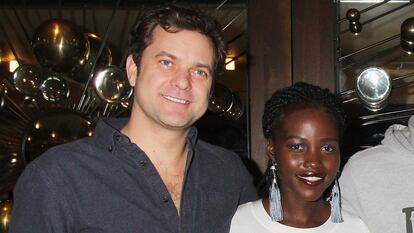 Joshua Jackson y Lupita Nyong'o posan tras la obra 'Children of a lesser God', en el teatro Studio 54 de Broadway, el 1 de abril de 2018. Jackson protagonizaba esta obra. Según fuentes cercanas, se conocen y son amigos desde hace años.