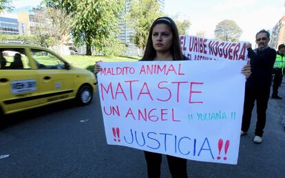 Un grupo de personas protesta frente a la clínica Navarra donde se encontraba el presunto violador y asesino de una niña de 7 años en Bogotá.
