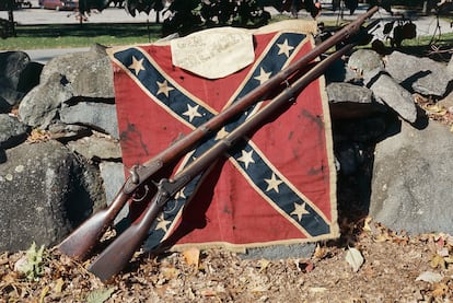 Dos rifles sobre una bandera confederada en una imagen tomada en 2002. 