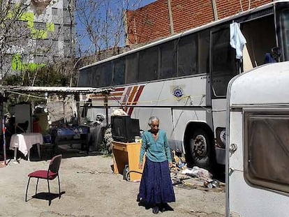 Autobús donde vive una familia en Méndez Álvaro.
