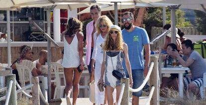 Borja Thyssen, Blanca Cuesta, Carmen Cervera y Manuel Segura durante unas vacaciones en Formentera, el 11 de julio.