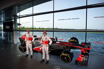 Sergio Pérez y Jenson Button posan con el MP4-28.