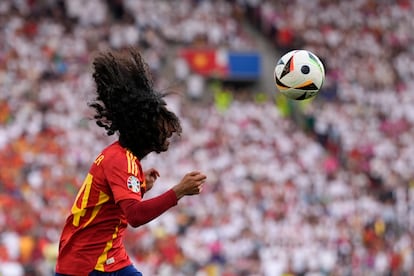 Marc Cucurella controla el balón. 