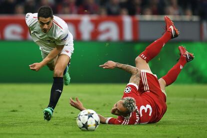 Pablo Sarabia intenta hacerse con el control del balón.